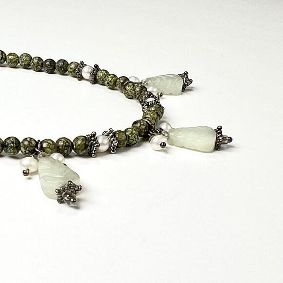 Vintage Necklace Green Jadeite Pendant Drops Glass Beads Short 14.5 Inches - Picture 2 of 13